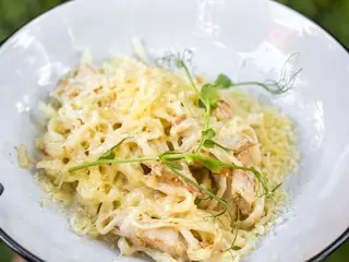 Udon z indykiem z sosem serowym