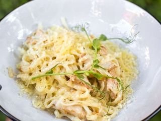 Udon z indyka w sosie kremowym z parmezanem