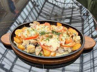 Пательня з картоплею під сиром з грибами та куркою 600г