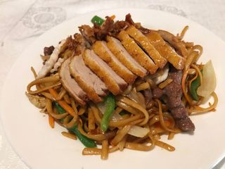 Tallarines Fritos Con Carne Y Pato Asado