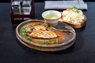 Piept de pui la grătar și orez