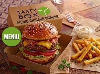 Meniu Chicago Burger servit cu cartofi prajiti si sos de maioneza