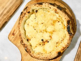 Піца Буффаліно з сирами із власної сироварні (410г)