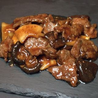 35. Ternera con bambú y setas chinas