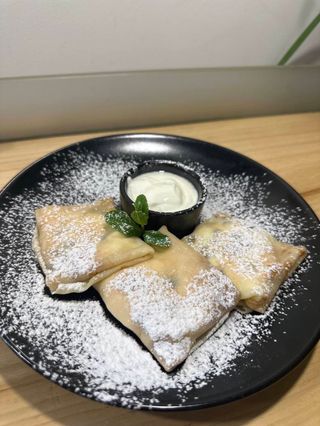 Млинці з домашнім сиром та родзинками зі сметаною (240/50г)