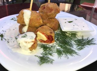 Панирани печени чушки с топено сирене и чеснов сос (350г)