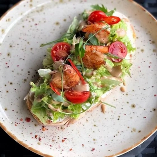 Тост з гуакамоле та тигровою креветкою