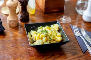 Cartofi cu unt, usturoi și pătrunjel