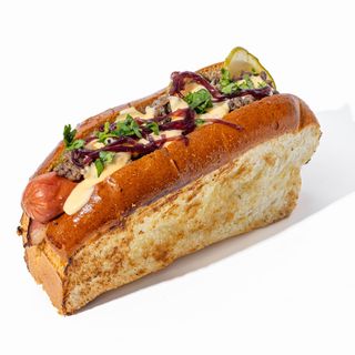 Дог з яловичиною та чеддером