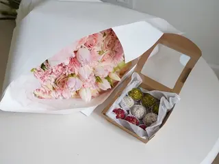 Blush Bouquet + Fit Candy box
