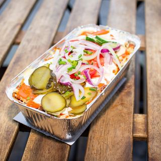 Kapsalon z sałatkami 