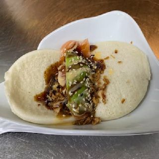 210. Bun Bao Salmón Crujiente