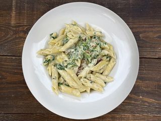 Makaron śmietanowy ze szpinakiem
