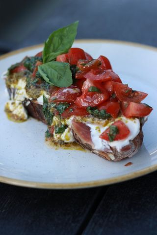 Тост з пршутто, лабне та та томатами чері