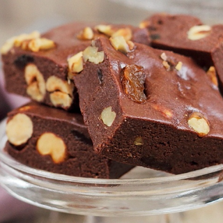 Ciocolata de casa cu merisoare si alune de padure