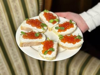 Брускета з червоною ікрою