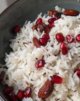 Basmati pirinač sa bademima, suvim grožđem i kuminom