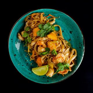 WOK з креветками і манго