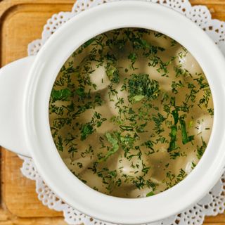 Бульйон з пельменями