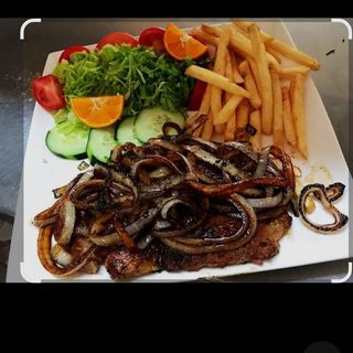 Sopa de pollo  bistec de cerdo con cebolla  cn papas fritas y ensalda 