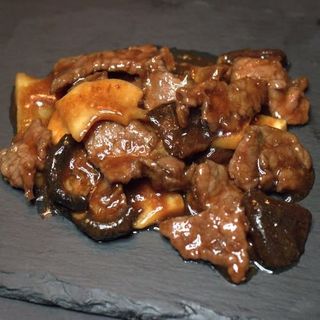 Ternera con Bambú y Setas Chinas