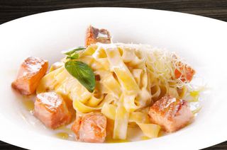 Фетучини с лососем