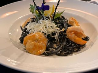 Чорна паста з морепродуктами