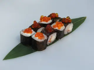 Макі з лососем,філадельфією та лососевою ікрою 0,130 грам