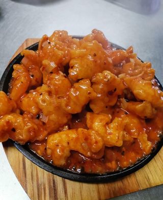 Creveti pe plita in sos chilly