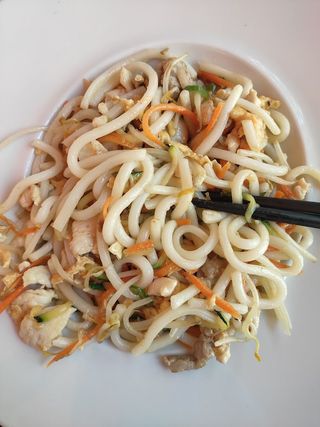 Udon saltati misto carne