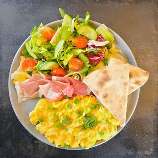 Jajecznica klasyczna z 3 jaj, pieczywo własnego wypieku, sałatka