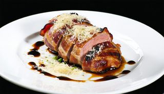 Muschi de porc cu bacon si parmezan