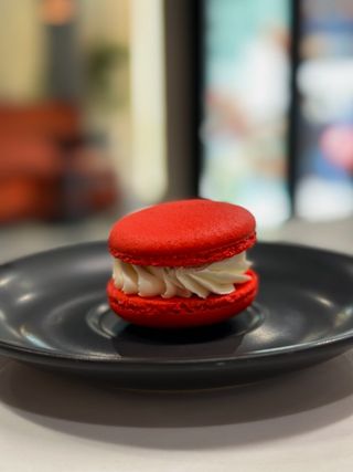 Полуничний макаронс