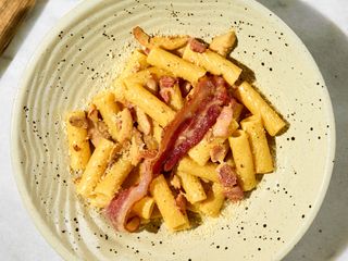 Запечена паста з сирним соусом, беконом та курятиною (300г)