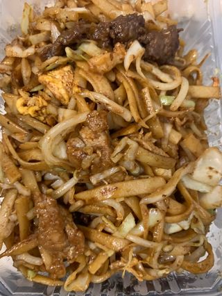 32. Пържени спагети с три вида месо, зеленчуци и яйца (700г)