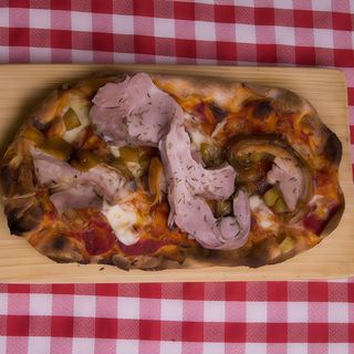 Pinsa Scamorza con Patate e Porchetta