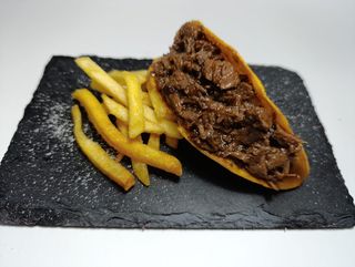 Taco de carrillada con patatas 