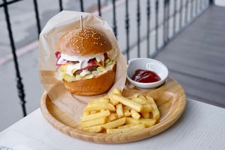 Біф Бургер з картоплею фрі