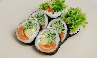 Futomaki łosoś  -6 szt-