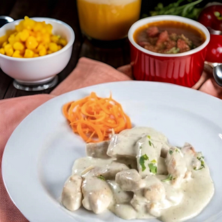 Pui in sos gorgonzola cu orez cu legume