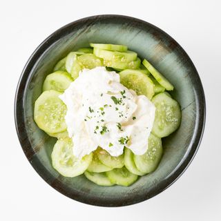 Salata krastavci u vrhnju