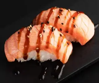 36. Nigiri  de Salmón Flameado (3 Uds.)