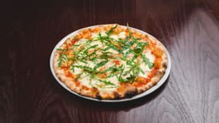 Pizza sa mozzarellom i rucolom mala