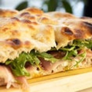 Mezza teglia ripiena con stracchino, rucola e crudo