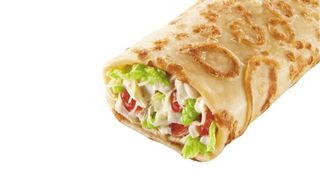 Блин с куриной грудкой, листьями салата, сыром и соусом