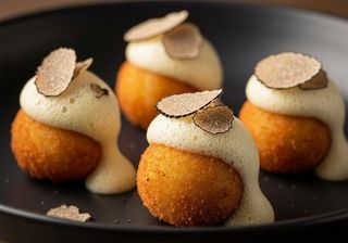 Crocchette tartufate con spuma di parmigiano, scaglie di tartufo estivo