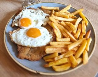 Milanesa a Caballo + Bebida + Postre