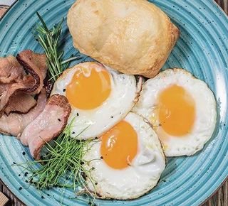 Яєчня з беконом (200г)