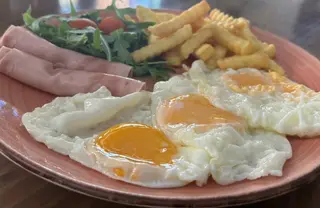 Ovos com batatas fritas