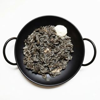 Arroz Negro Con Chipirones Y Alioli